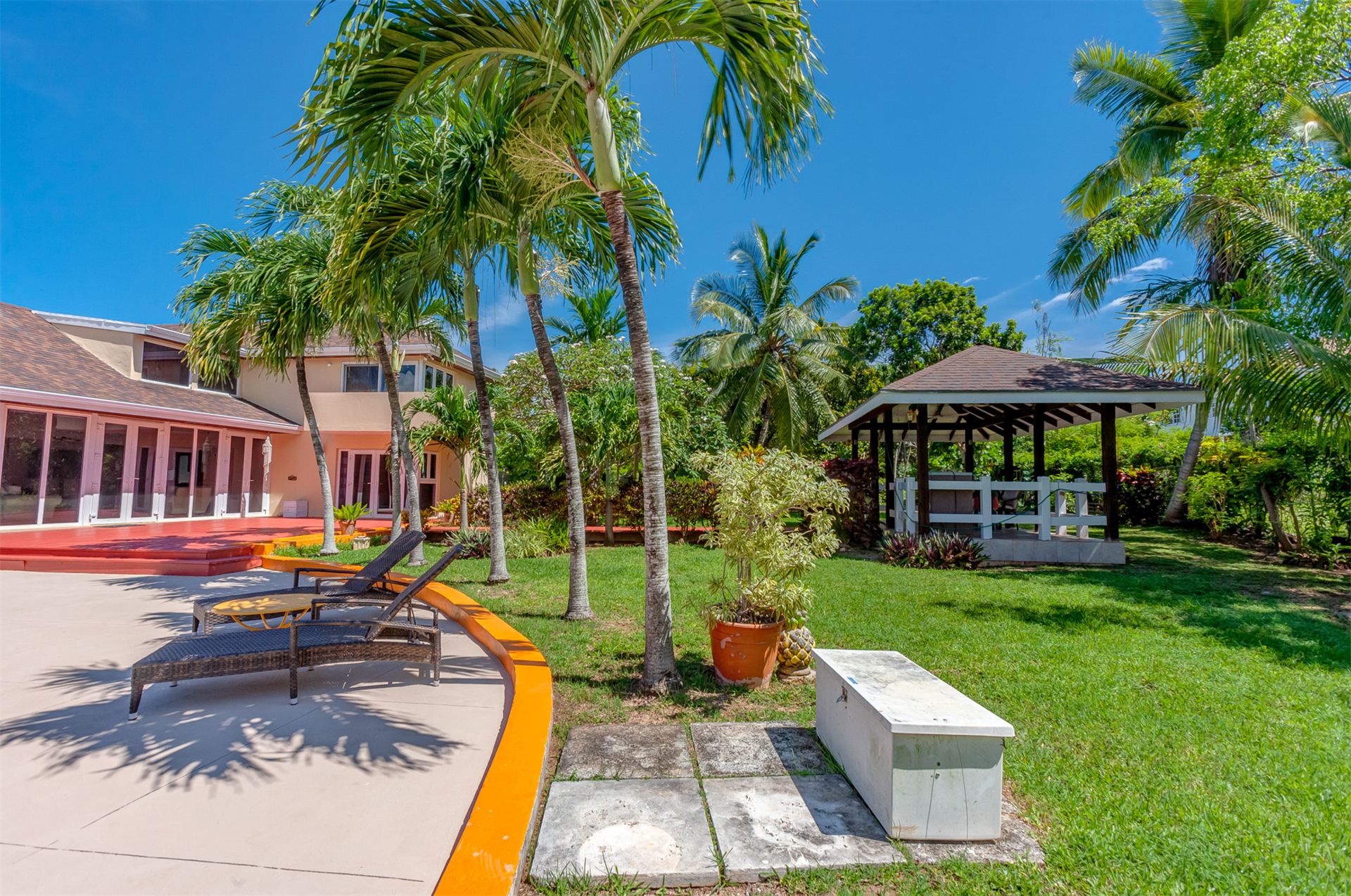 24. Residential for Sale at 35 Bougainevilla Avenue Vista Marina, West Bay Street, Nassau and Paradise Island Bahamas